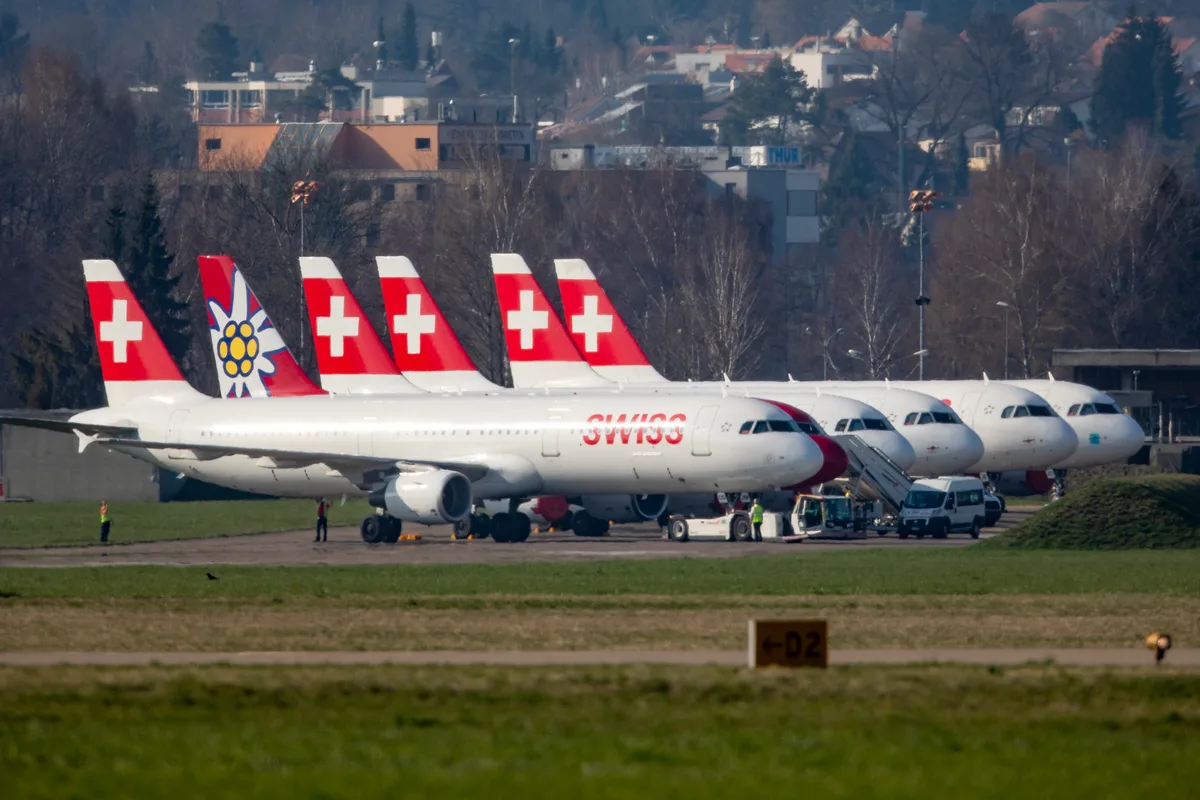 Swiss-Flugzeuge am Boden beim Flugplatz Dübendorf.